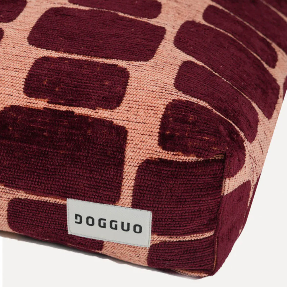 DOGGUO - Staple Stones hondenmand - Peach/Bordeaux